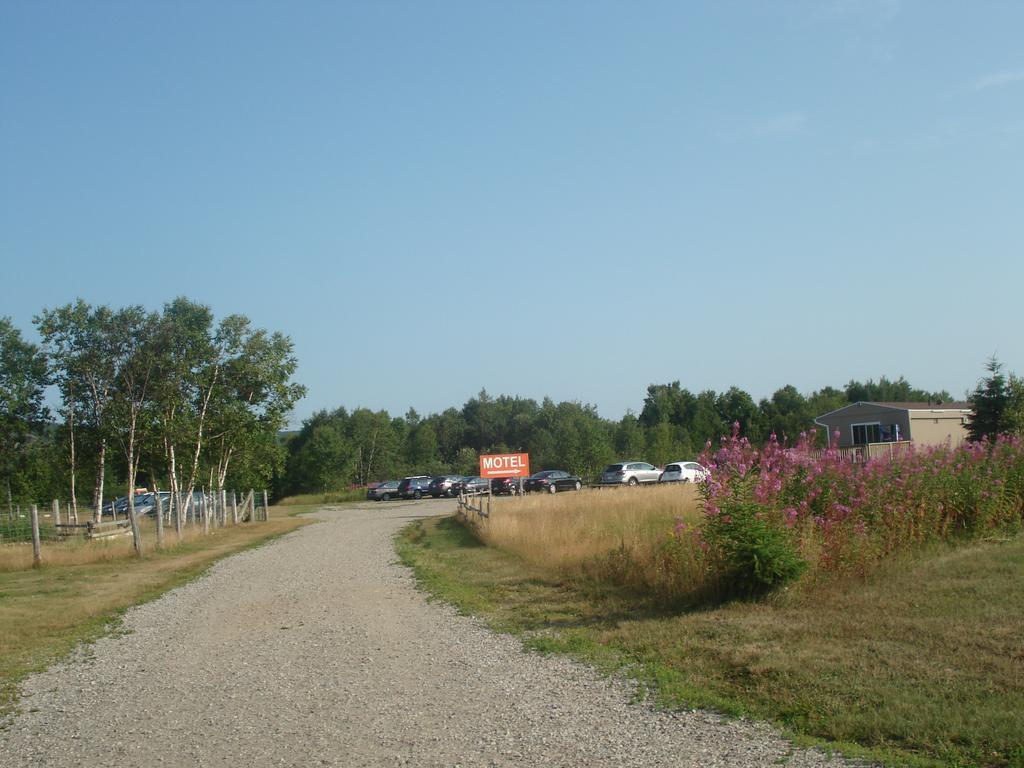 Motel La Maison De Travers Baie-Sainte-Catherine Exteriör bild